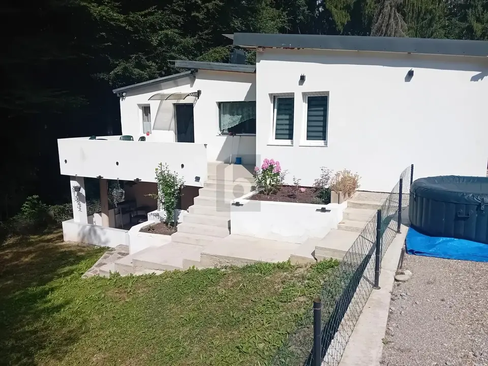 MODERNES EINFAMILIENHAUS MIT WÄRMEPUMPE, CARPORT UND GROßEM GRUNDSTÜCK IN RUHIGER LAGE