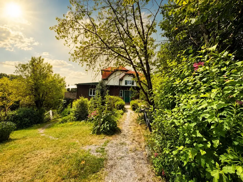 Ein Anwesen der besonderen Art inmitten einer idyllischen Gartenlandschaft